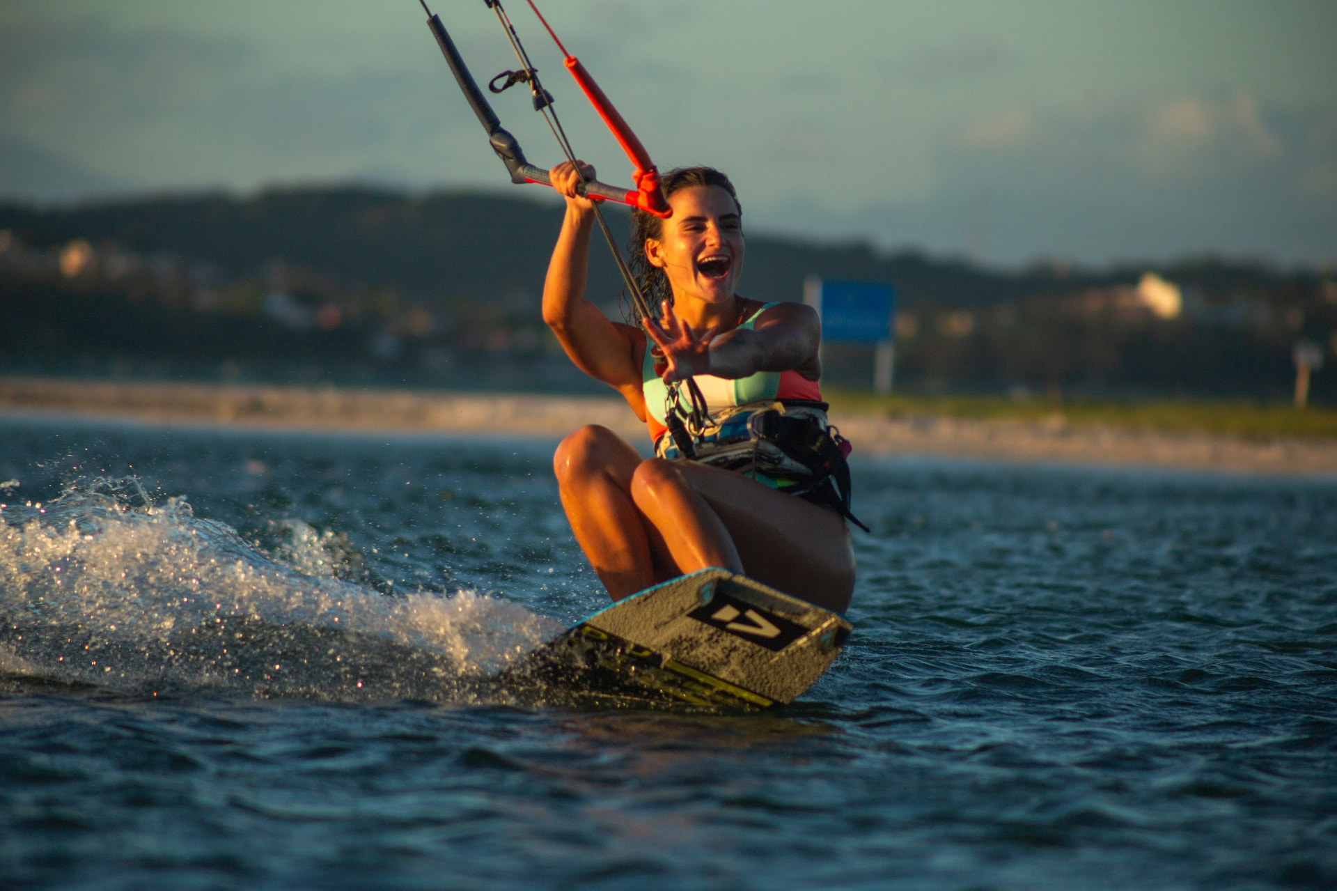 Velejando de kitesurf ao entardecer