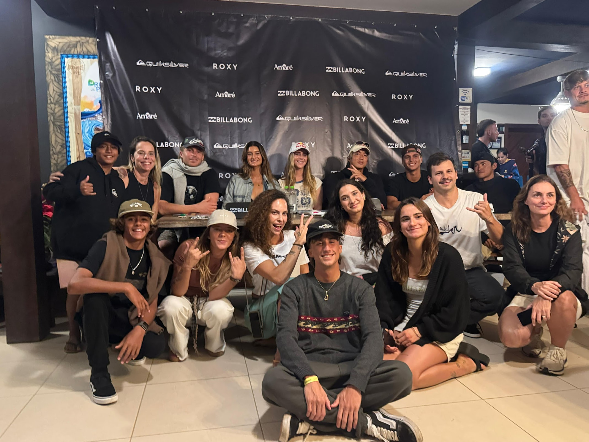 Equipe Billabong, Quiksilver e Roxy reunida no evento da WSL em Saquarema