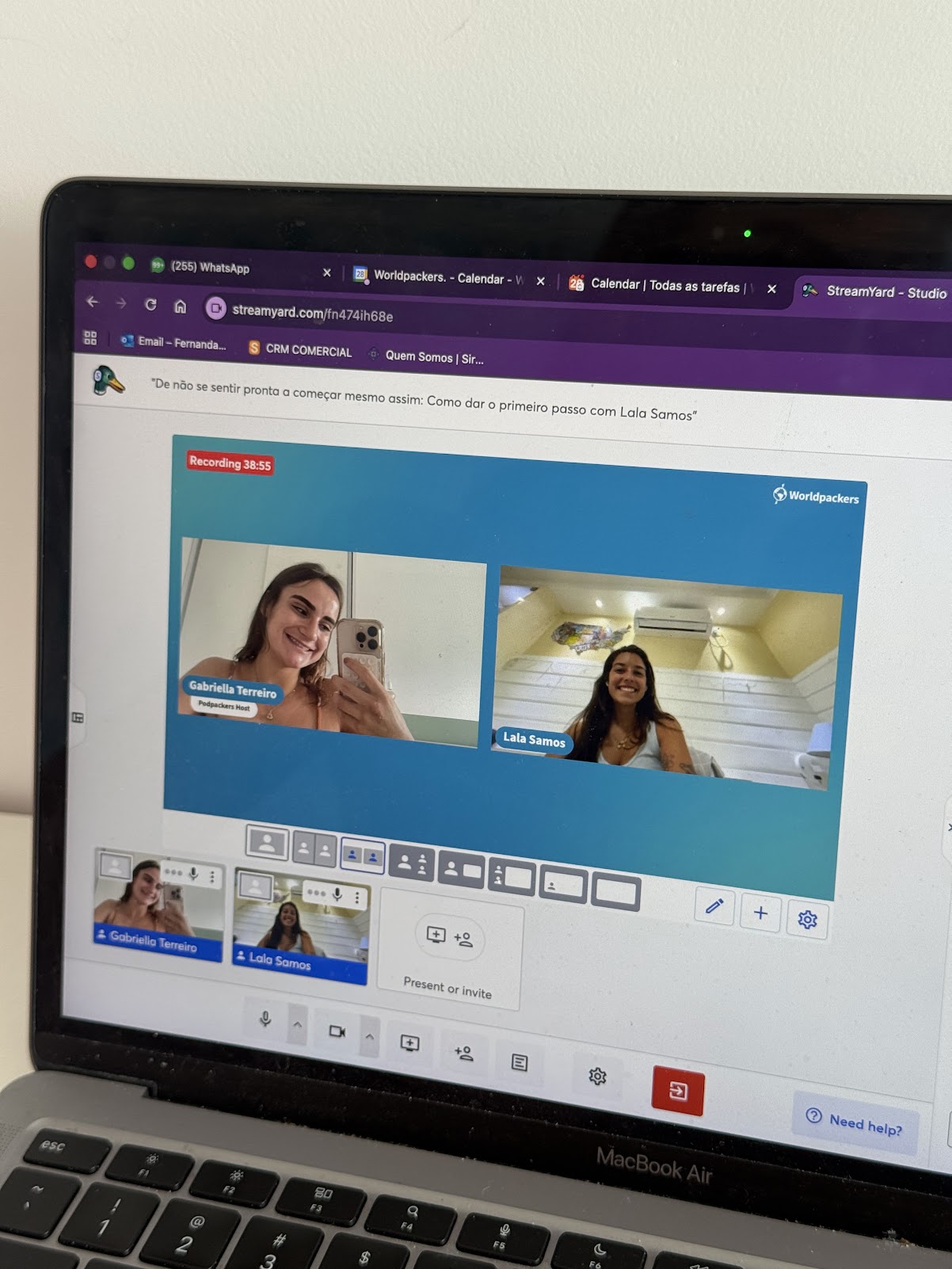 Bastidores de uma gravação do Podpackers Brasil da Worldpackers