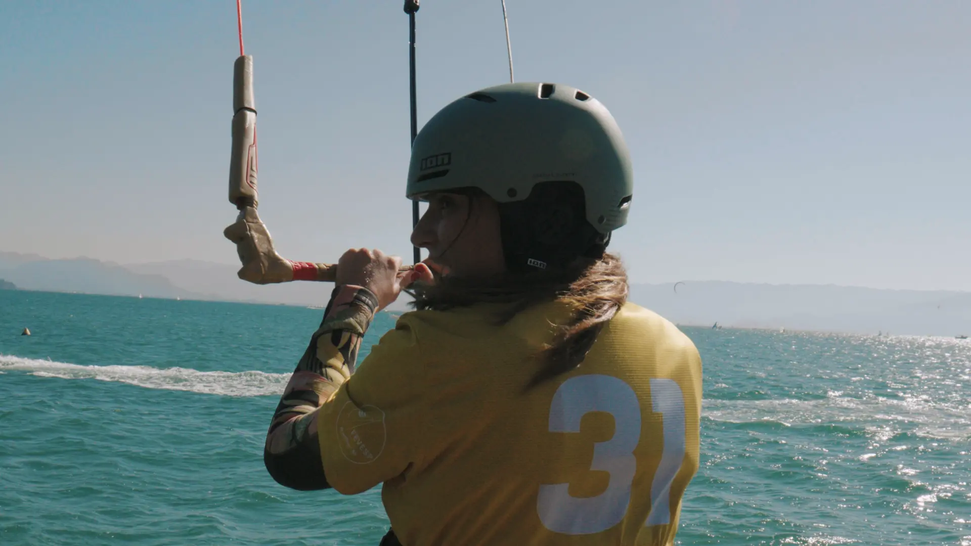 Gabi velejando de hidrofoil race em Ilhabela