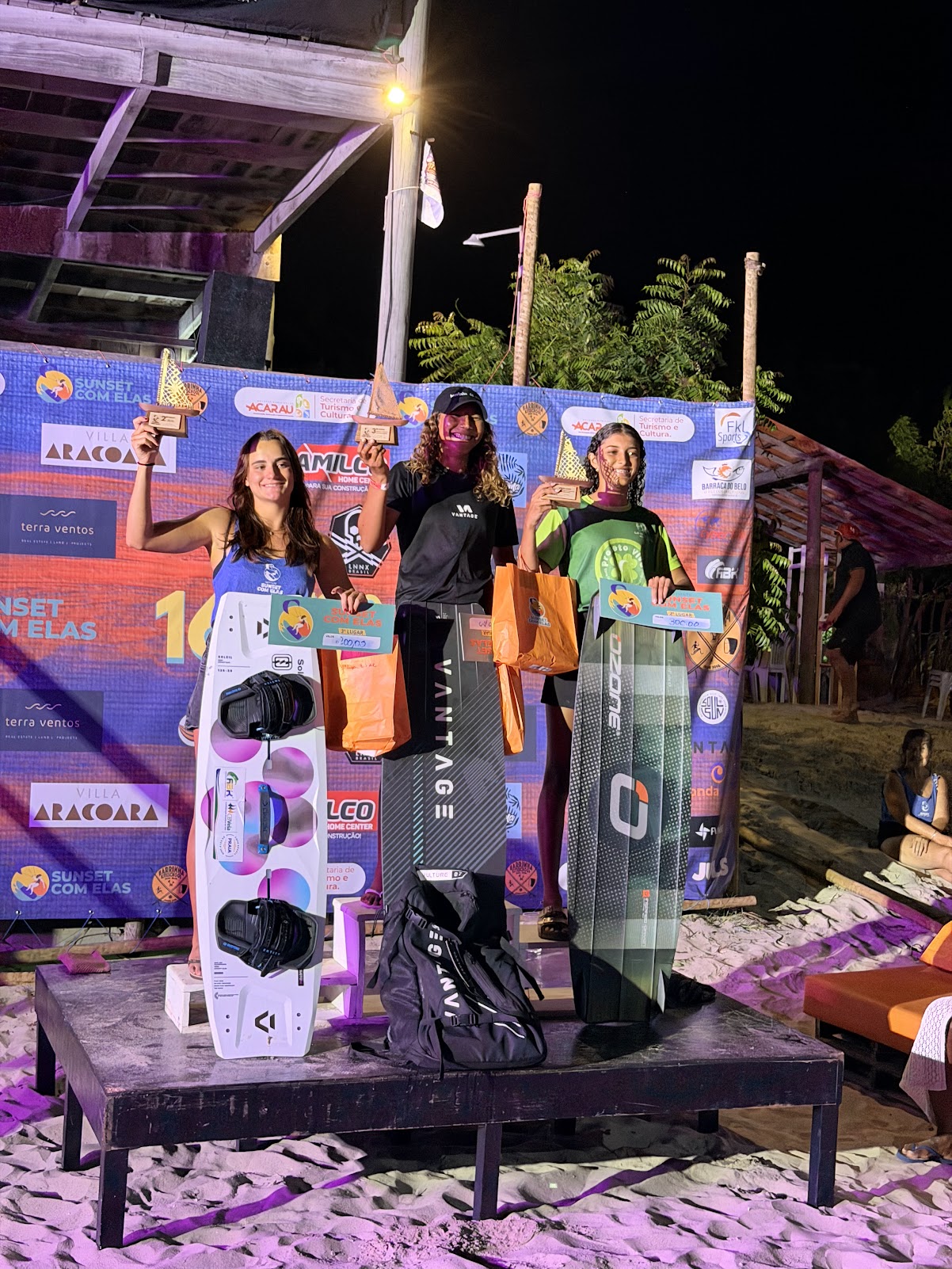 Gabi no pódio do campeonato Sunset com Elas na Praia da Barrinha