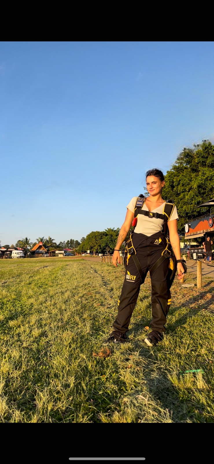 Gabi pronta para saltar com o equipamento da GoFly