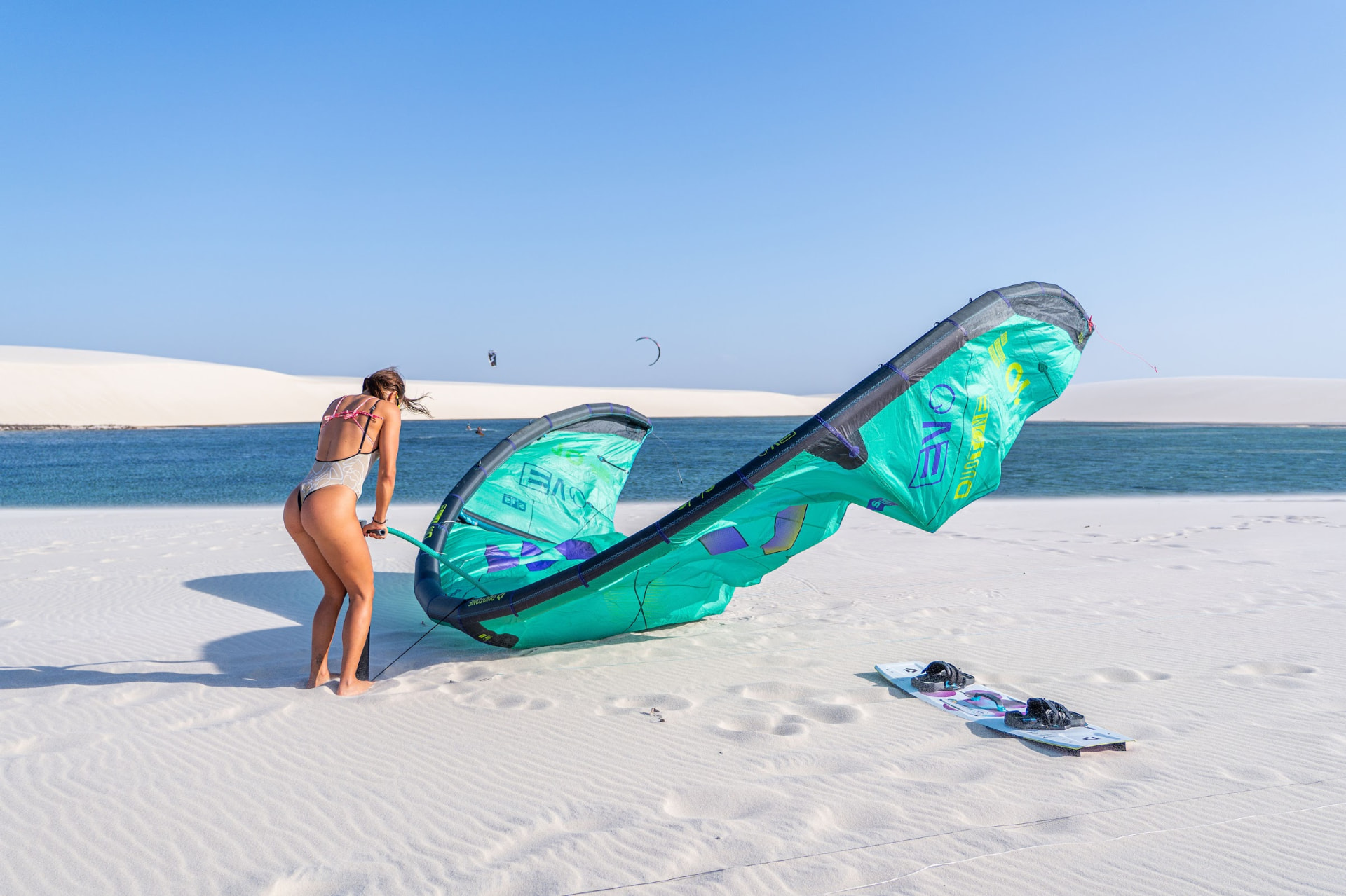 Montando o kite nas dunas brancas