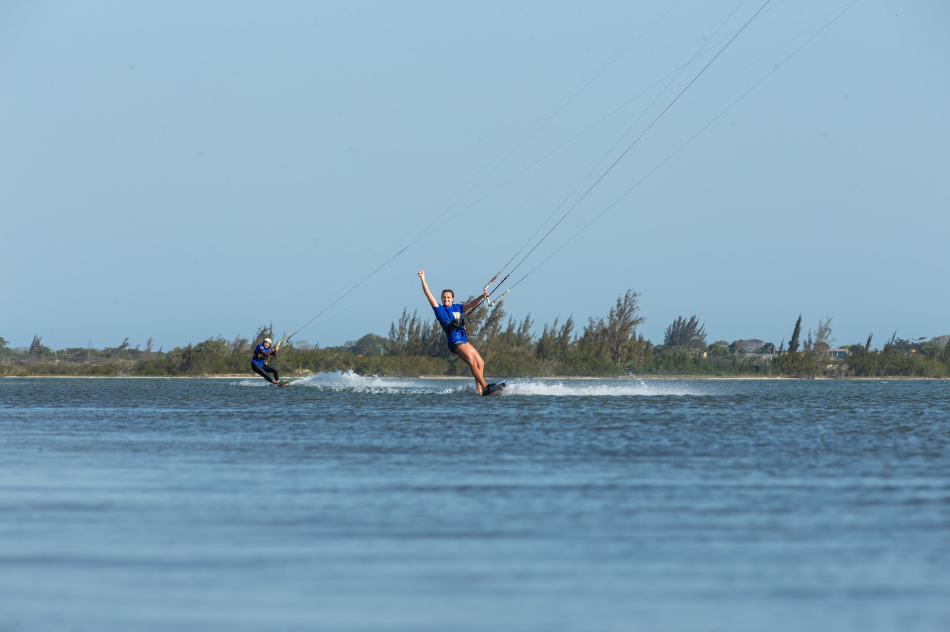 Navegando de kitesurf em mar aberto