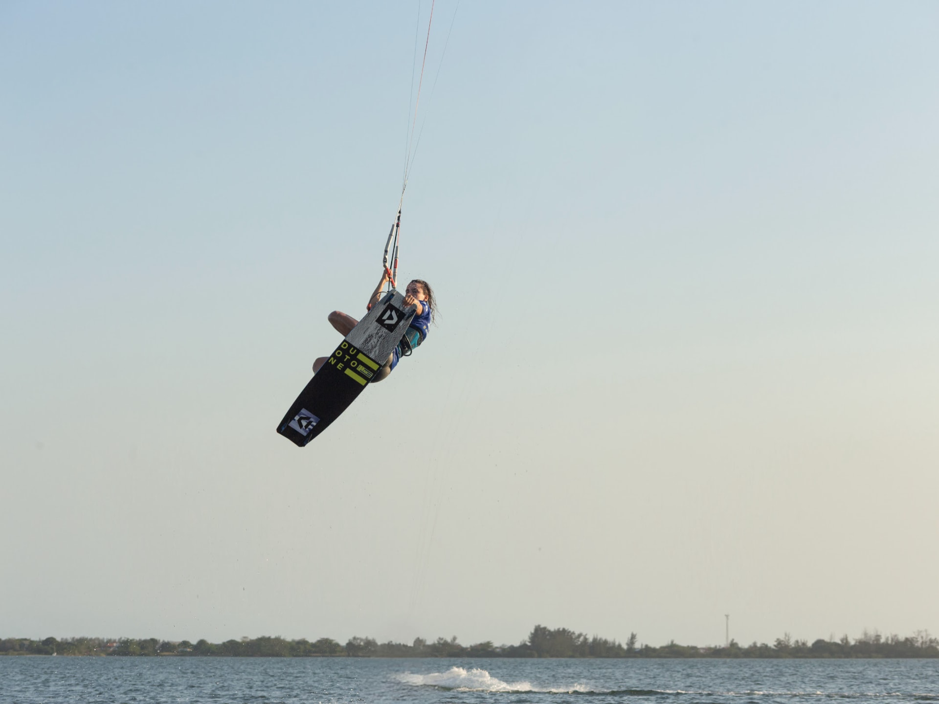 Gabi em manobra de big air durante campeonato de kitesurf