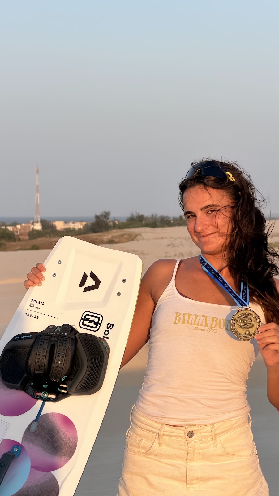 Gabi com medalha de campeonato vestindo Billabong