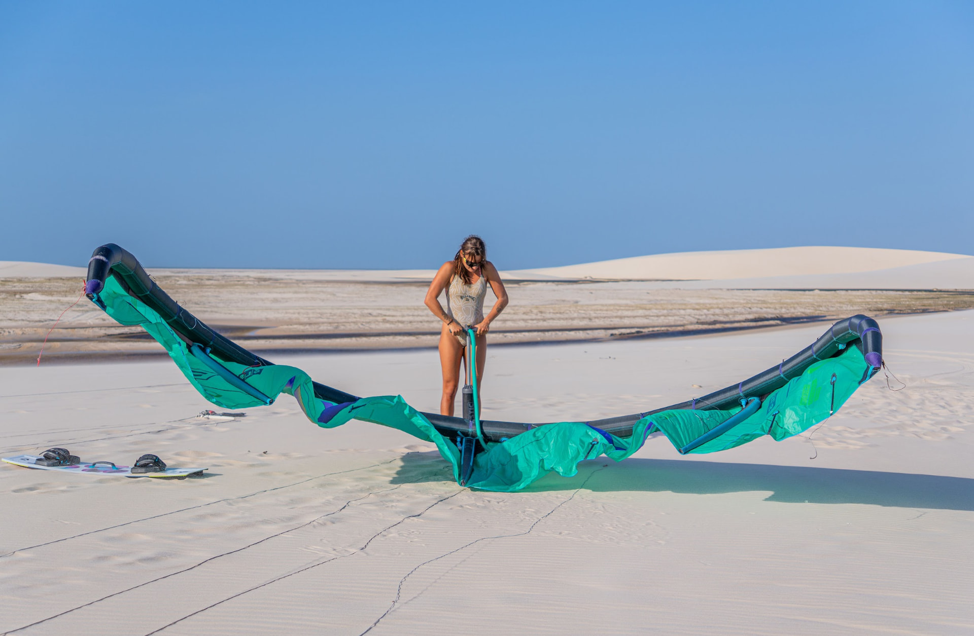 Kite estendido na areia branca entre as dunas dos Lençóis