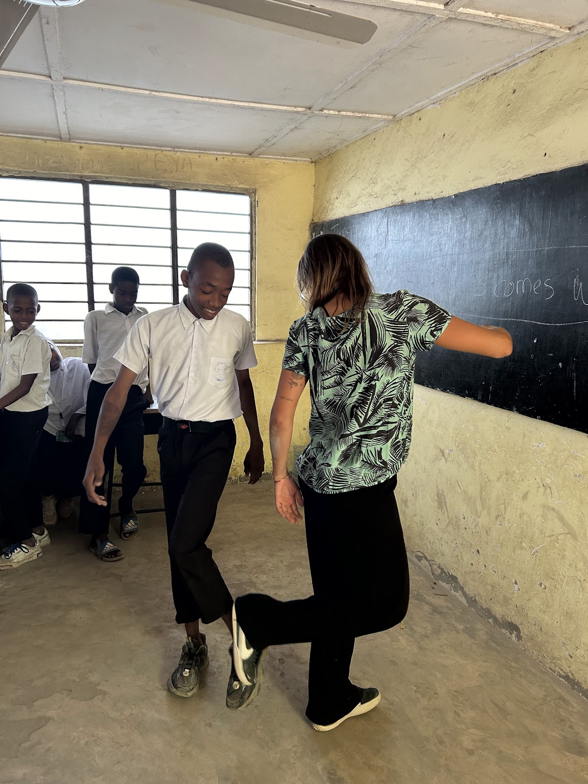 Gabi Terreiro dando aula de inglês em uma escola na Tanzânia