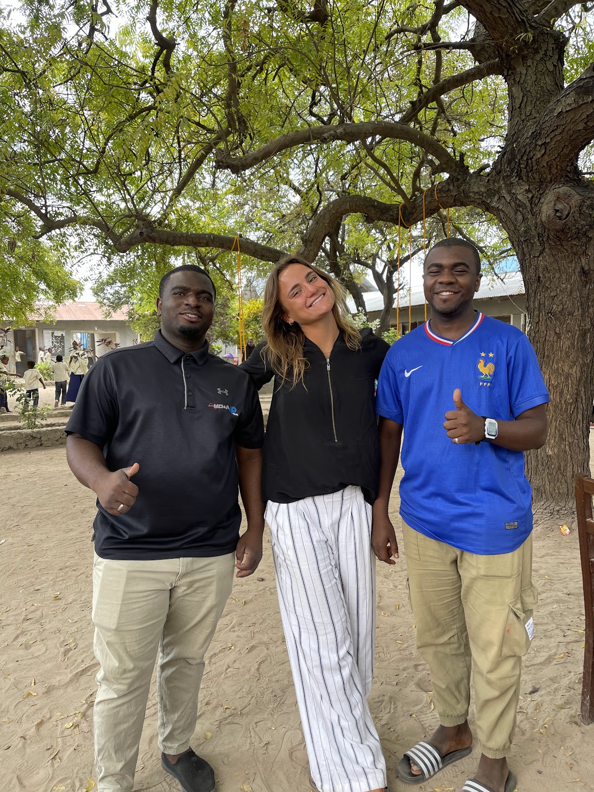Gabi Terreiro com integrantes do projeto de voluntariado na Tanzânia