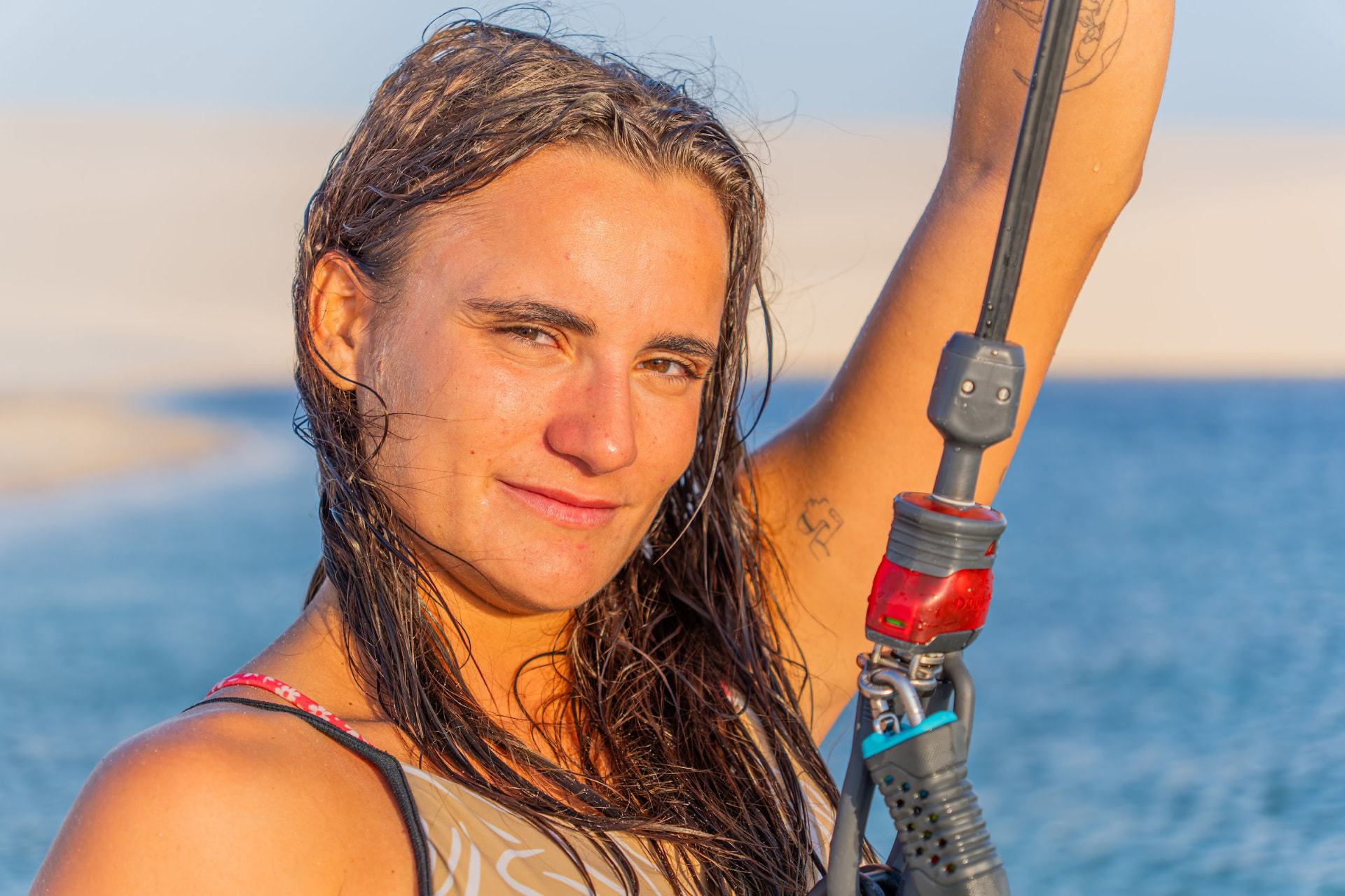 Retrato da Gabi com a barra de kite depois da prova