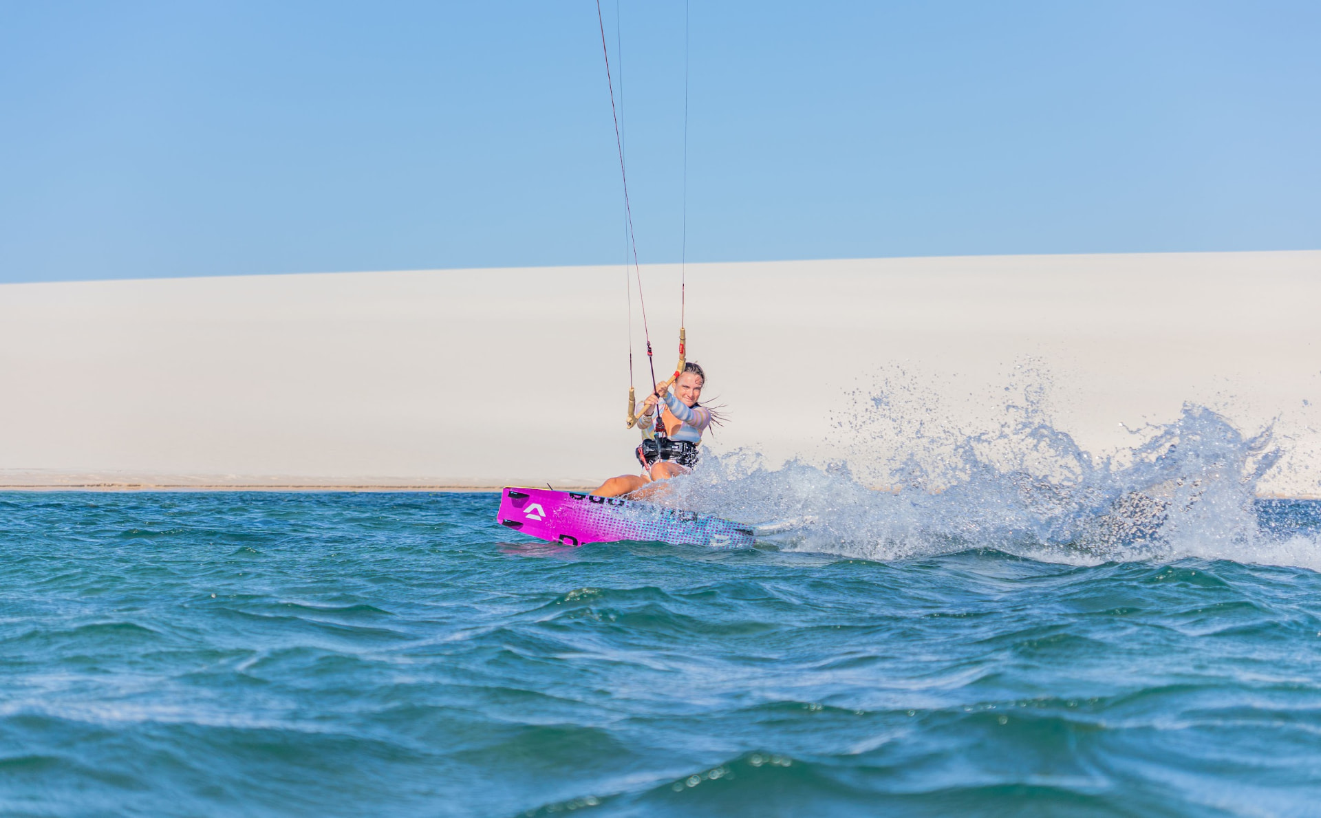Manobra de kitesurf rasgando a água