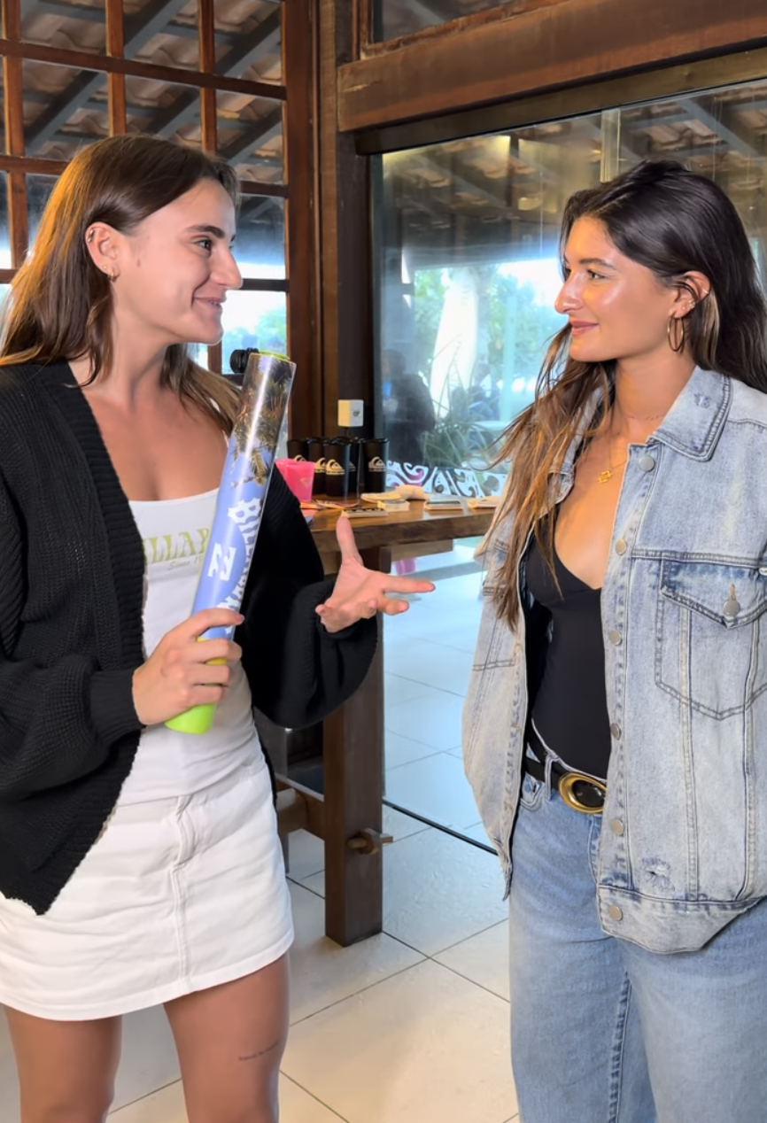 Gabi entrevistando no evento da WSL em Saquarema como entrevistadora oficial da Billabong