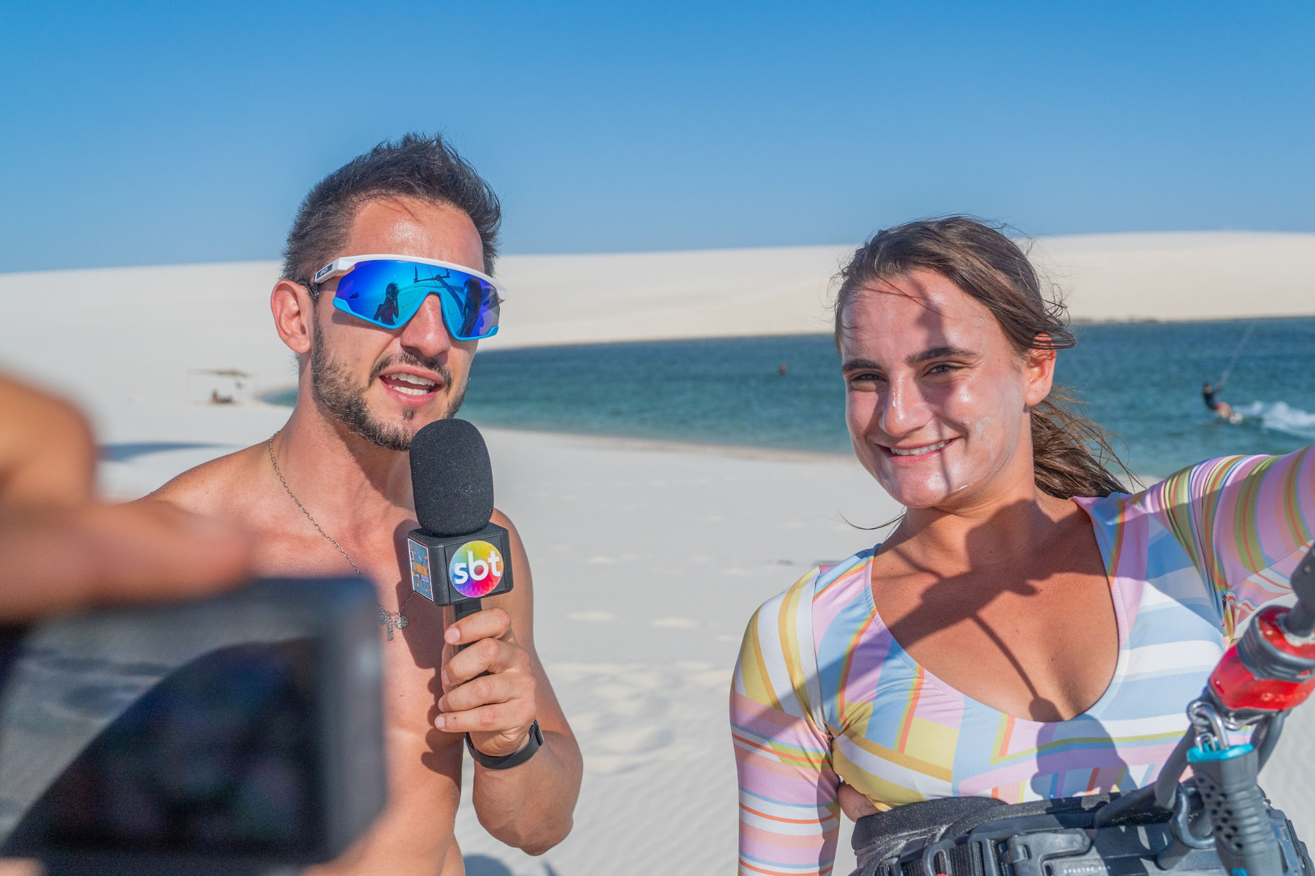 Gabi dando entrevista para a imprensa nas dunas
